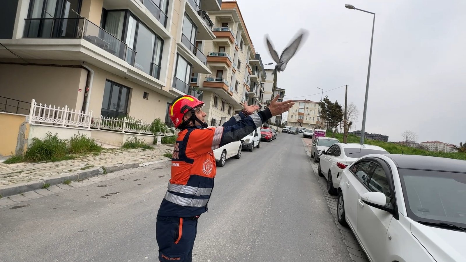 İhsan DÖRTKARDEŞ/İSTANBUL, (DHA)- AVCILAR'da açık bırakılan havalandırma boşluğuna düşen güvercin