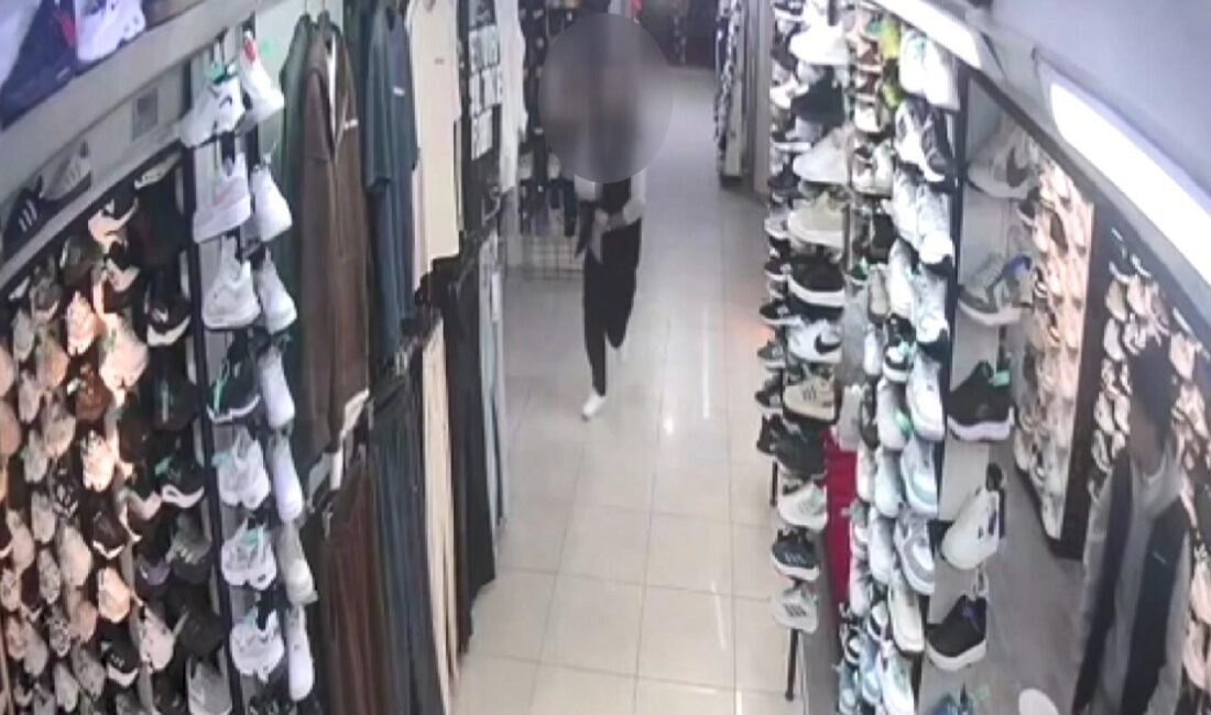 İhsan DÖRTKARDEŞ/İSTANBUL, (DHA)- AVCILAR'da Mustafa Arancı (41), kendine ait araç