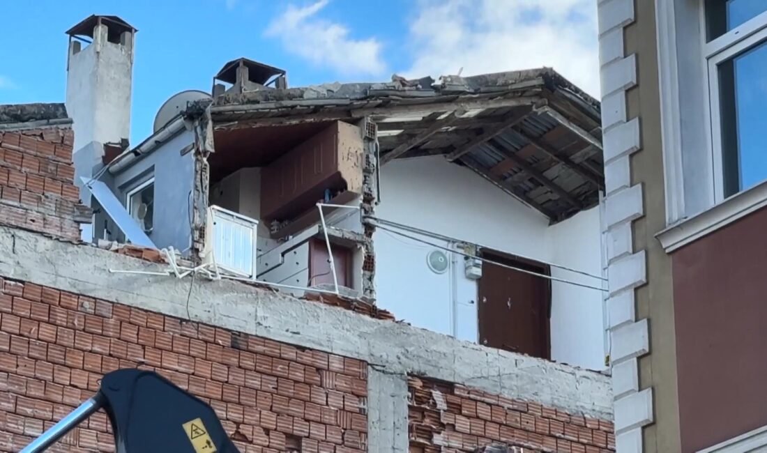 İhsan DÖRTKARDEŞ/İSTANBUL, (DHA)- AVCILAR'da kentsel dönüşüme giren 4 katlı binanın