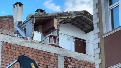 İhsan DÖRTKARDEŞ/İSTANBUL, (DHA)- AVCILAR'da kentsel dönüşüme giren 4 katlı binanın