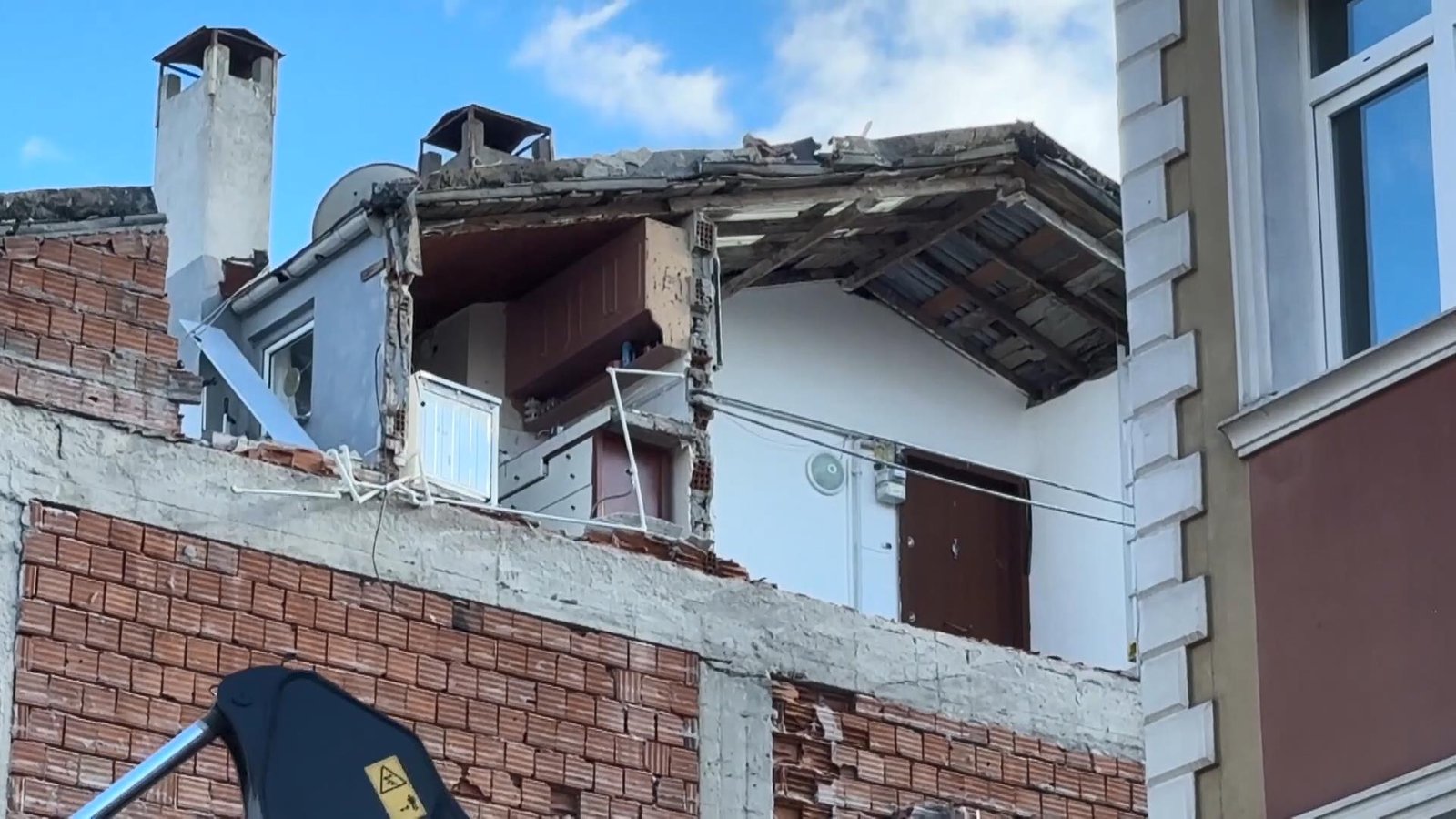 İhsan DÖRTKARDEŞ/İSTANBUL, (DHA)- AVCILAR'da kentsel dönüşüme giren 4 katlı binanın