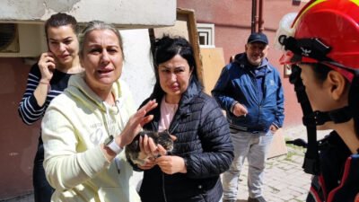 İhsan DÖRTKARDEŞ/İSTANBUL, (DHA)- AVCILAR'da kentsel dönüşüm kapsamında ön cepheleri yıkılan