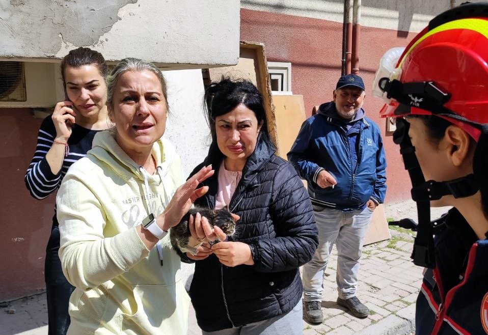 İhsan DÖRTKARDEŞ/İSTANBUL, (DHA)- AVCILAR'da kentsel dönüşüm kapsamında ön cepheleri yıkılan