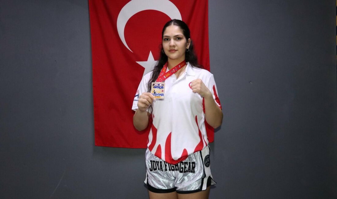 Yağmur ÖNGÜN/İZMİR, (DHA)- İZMİR'de yaşayan Beste Yılmaz (16), muay thai