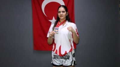 Yağmur ÖNGÜN/İZMİR, (DHA)- İZMİR'de yaşayan Beste Yılmaz (16), muay thai