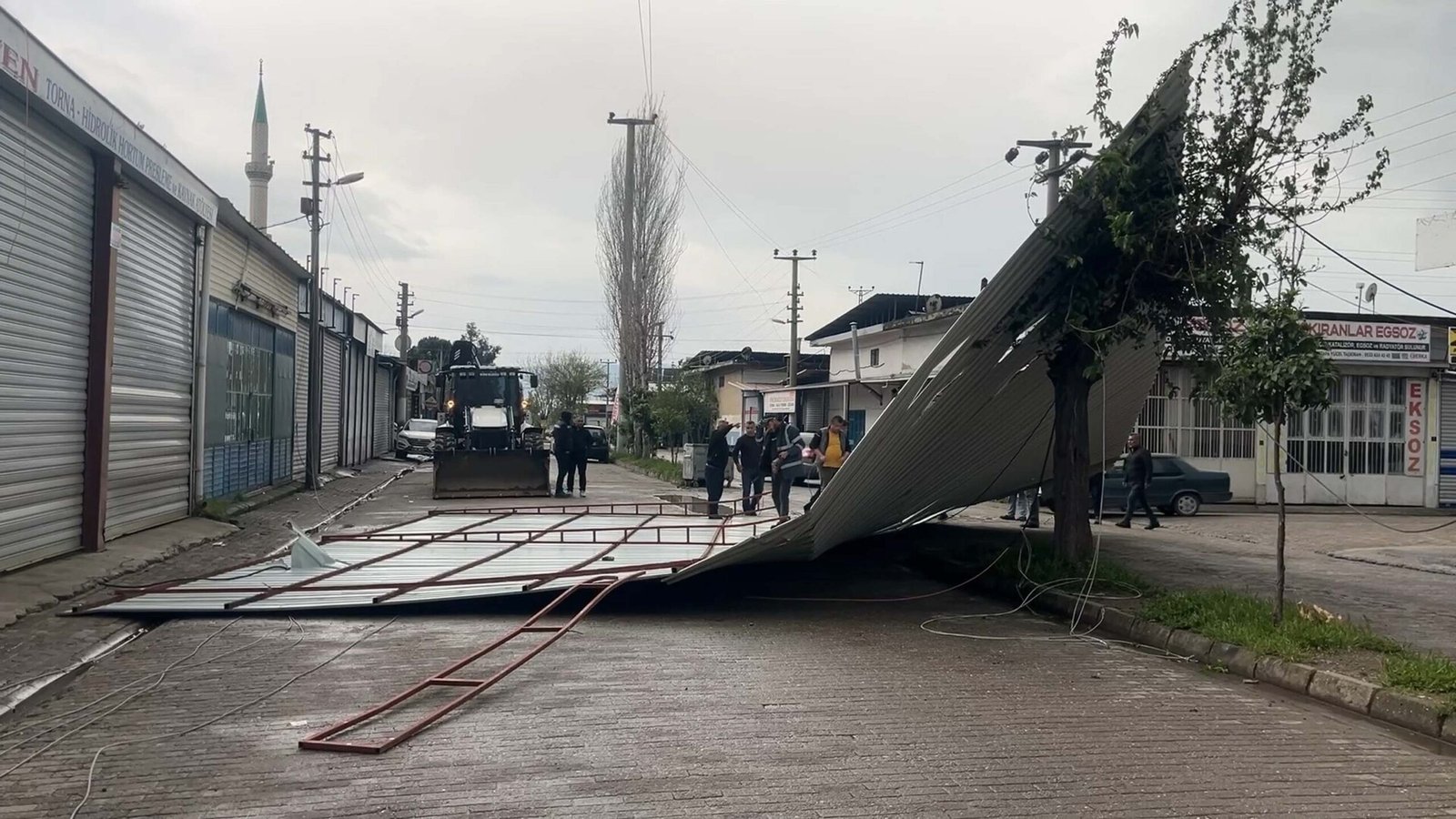 Melek FIRAT/ AYDIN, (DHA)- AYDIN’ın İncirliova ilçesinde, etkili olan fırtına