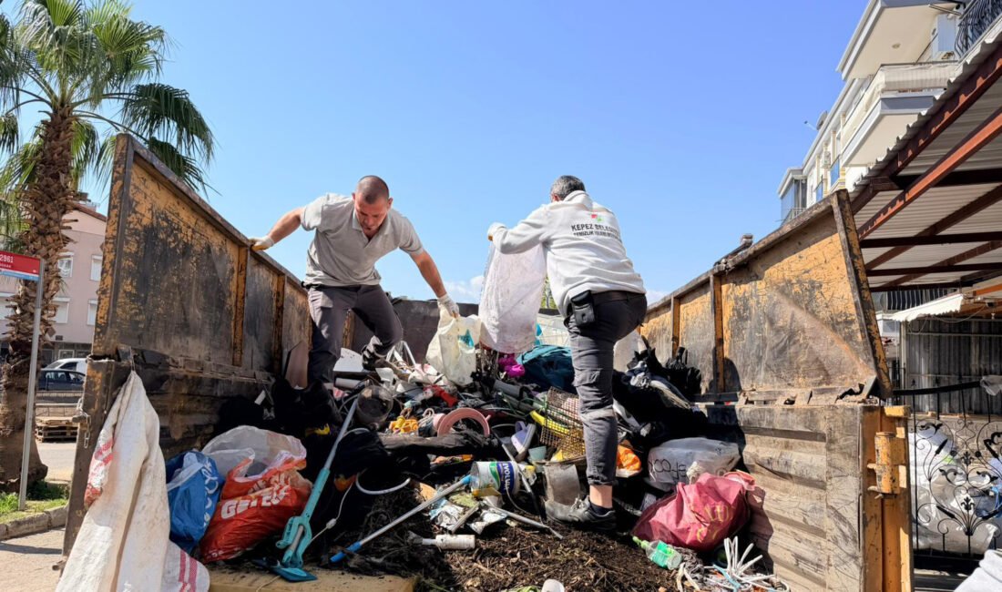Aynı evden 3 yılda 20 kamyon çöp çıkarıldı Göktan CANAZ/ANTALYA, (DHA)- ANTALYA'nın Kepez ilçesinde İ.K.'nin (44) müstakil evinin