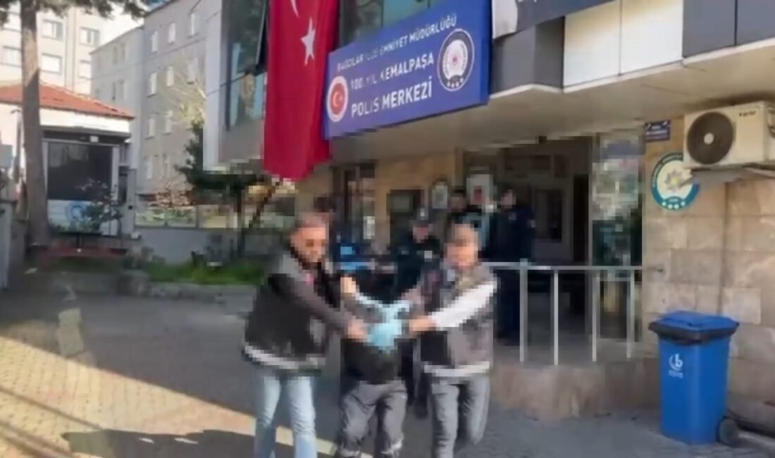Bağcılar’da bıçaklı kavgaya müdahale eden 2 polis memuru yaralandı İSTANBUL (DHA) - Bağcılar’da bıçaklı kavga sırasında olaya müdahale eden