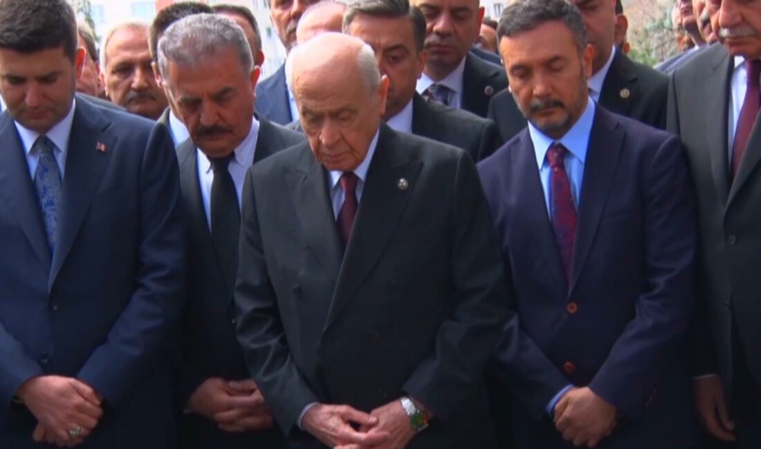 Bahçeli, Türkeş’in kabrini ziyaret etti Kübra SONKAYA-Batuhan DURNAOĞLU/ANKARA, (DHA)- MHP Genel Başkanı Devlet Bahçeli, vefatının