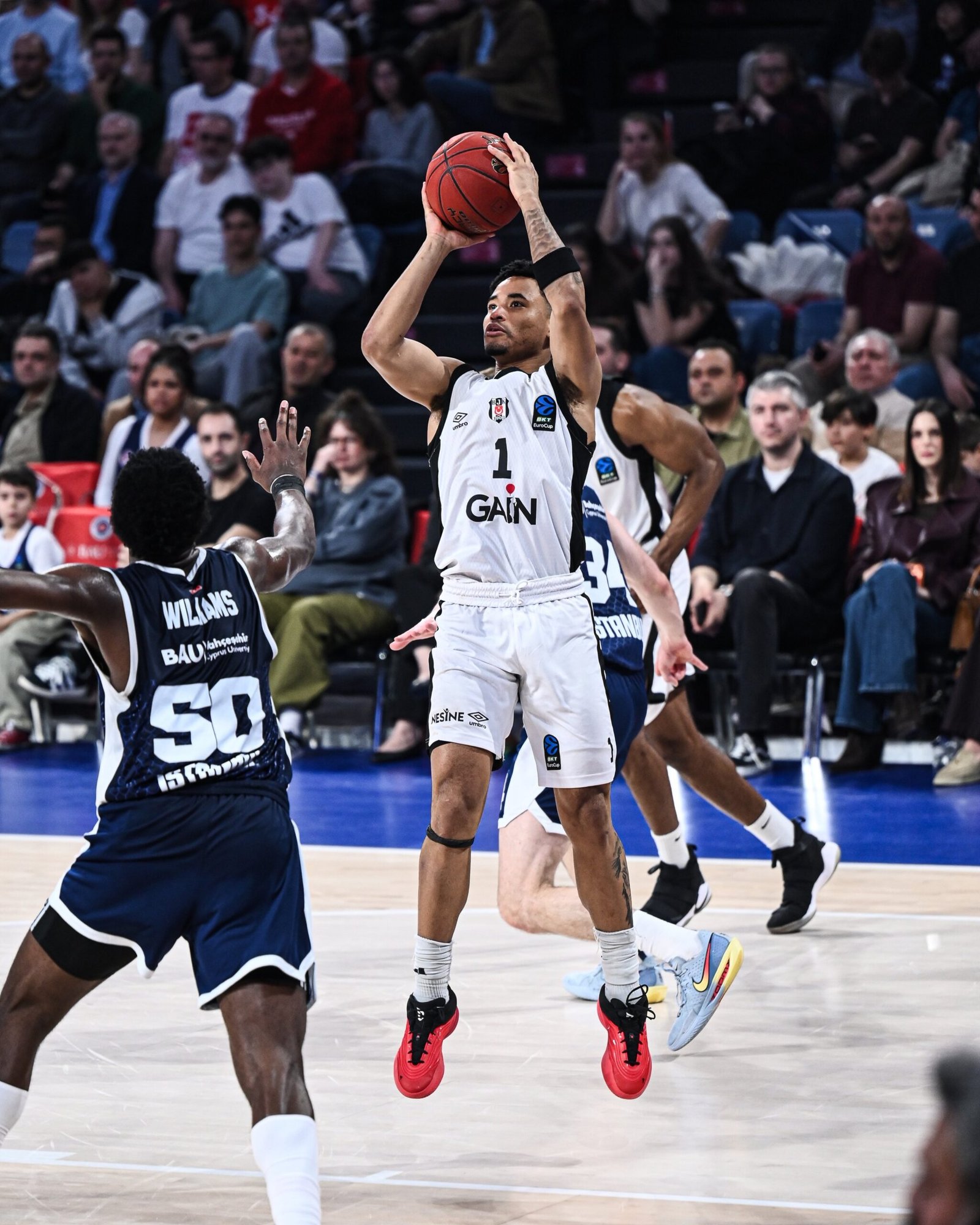 İSTANBUL, (DHA) - SALON: Sinan Erdem HAKEMLER: Miguel Angel Perez,