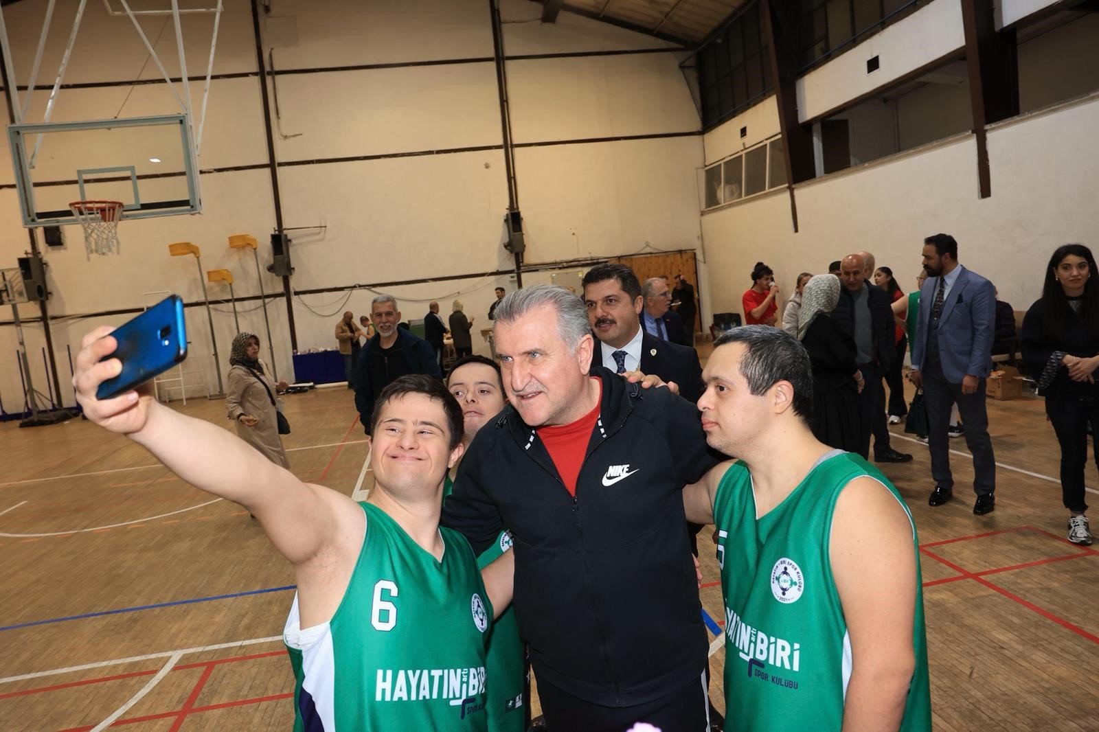 İSTANBUL,(DHA)- GENÇLİK ve Spor Bakanı Dr. Osman Aşkın Bak, down