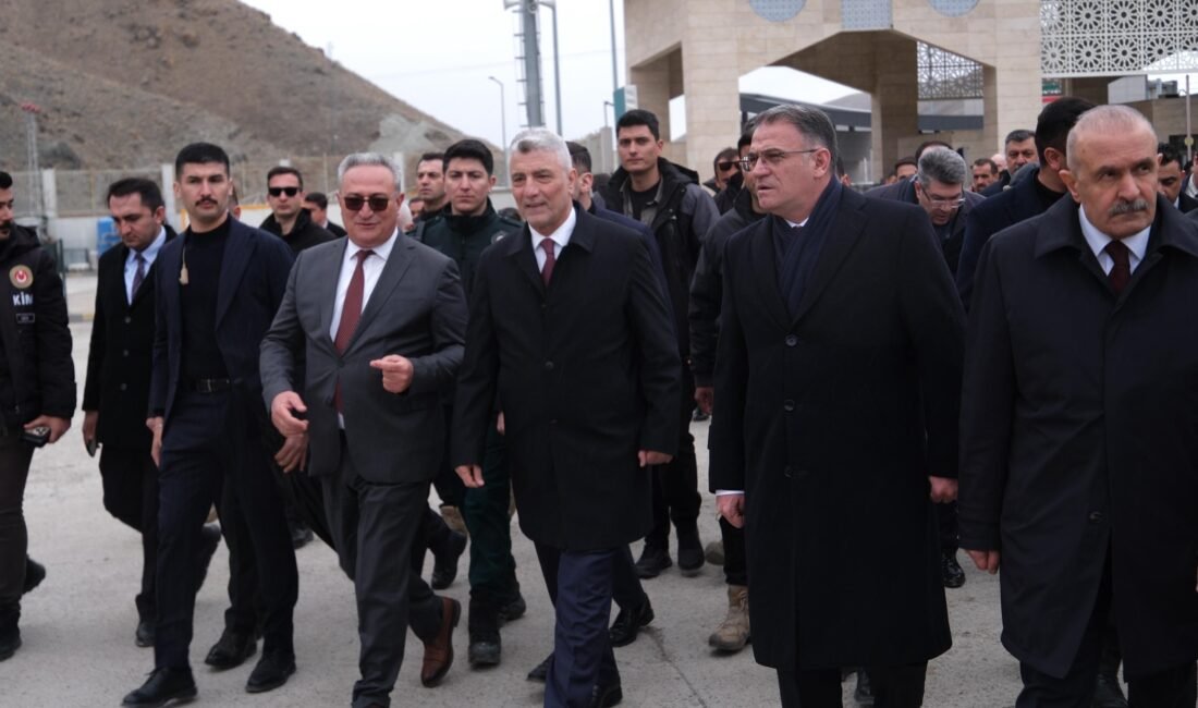 SINIR KAPISINDA İNCELEMELERDE BULUNDU Ticaret Bakanı Ömer Bolat, Van'da İran'a