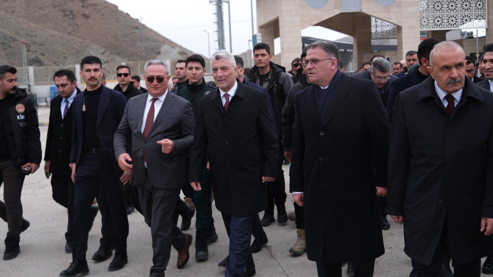 SINIR KAPISINDA İNCELEMELERDE BULUNDU Ticaret Bakanı Ömer Bolat, Van'da İran'a