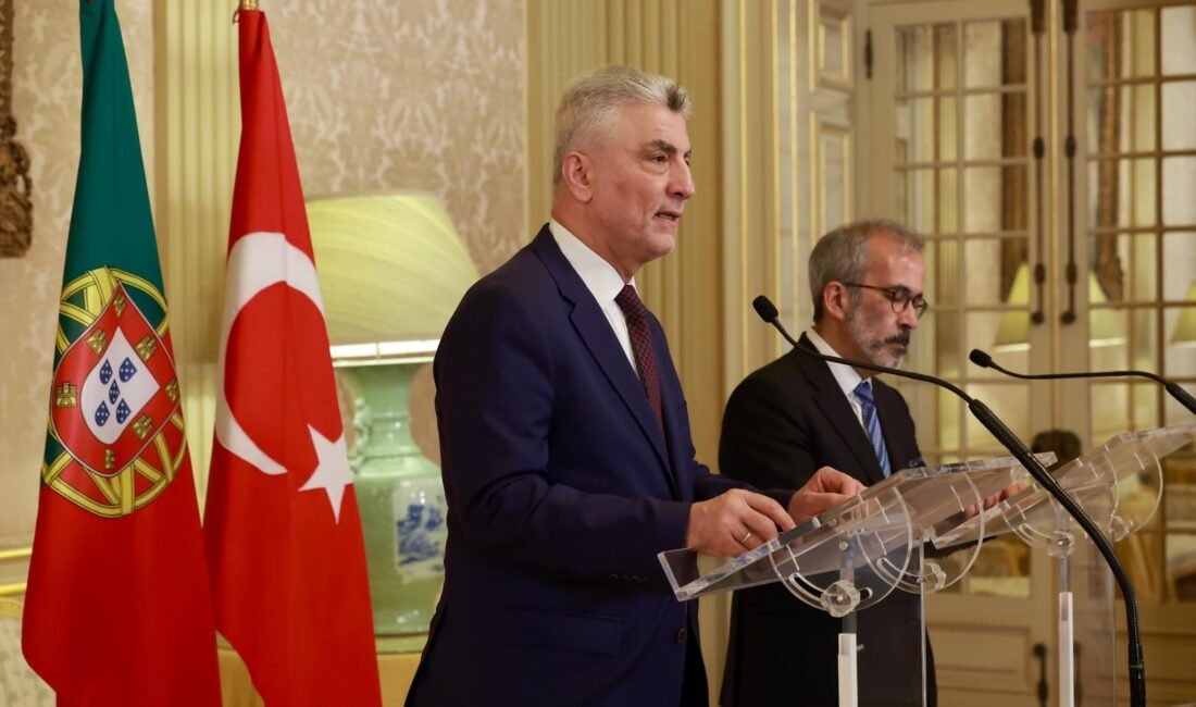 Bakan Bolat, Türkiye-Portekiz JETCO toplantılarının beşinci oturumu kapsamında mevkidaşlarıyla bir araya geldi PORTEKİZ, (DHA) - TİCARET Bakanı Ömer Bolat, Lizbon’da, Türkiye-Portekiz JETCO
