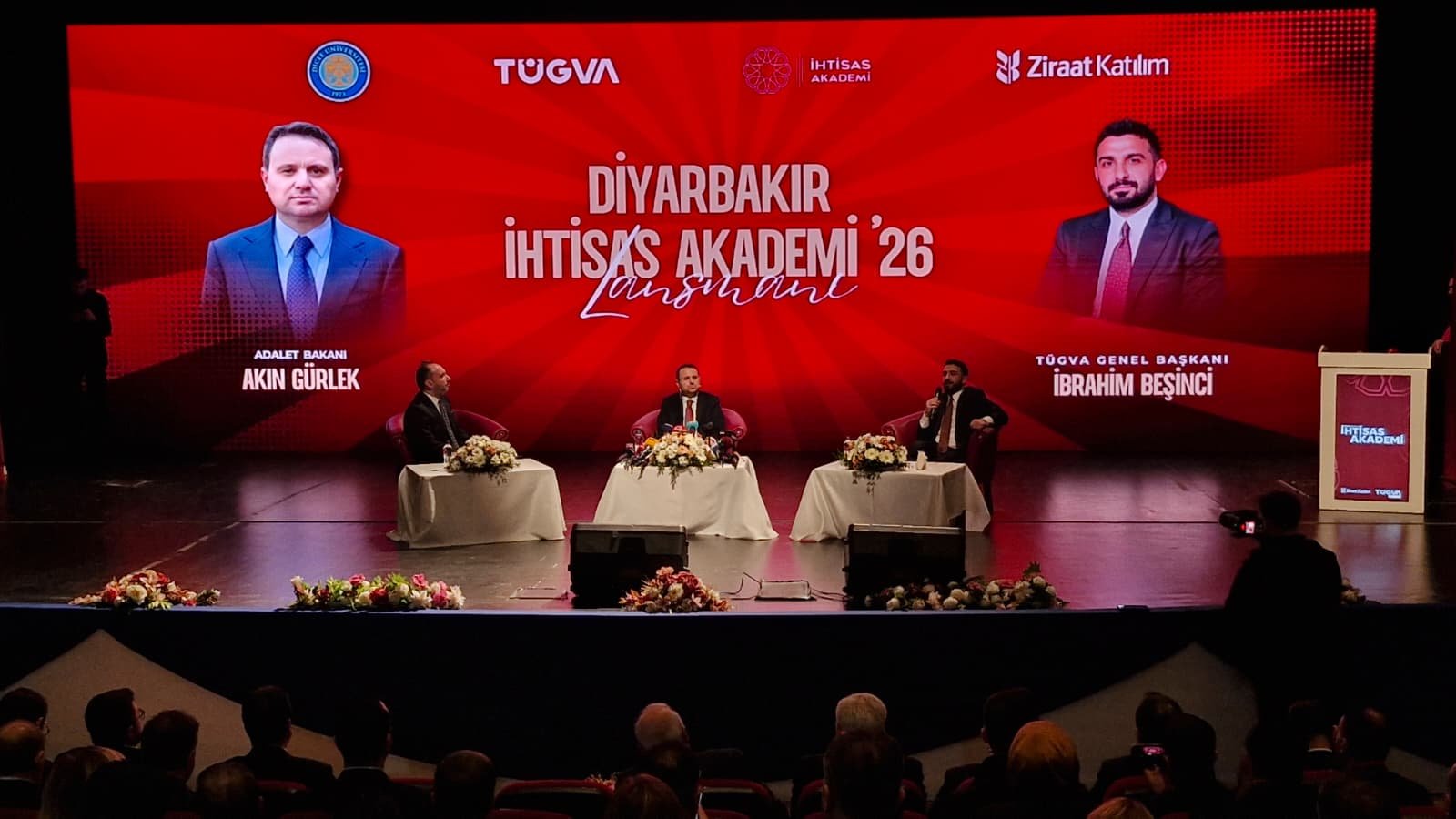 ‘SOSYAL MEDYADAKİ HAYATLAR GERÇEK DEĞİL’ Adalet Bakanı Akın Gürlek, beraberindeki