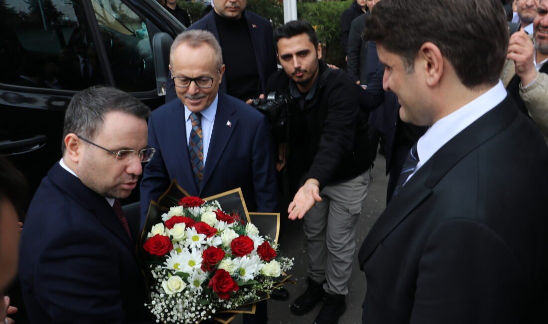 Bakan Gürlek: Bu coğrafyada güçlü kalmanın yolu birlikten, kardeşlikten geçmekte (3) DİYARBAKIR ADLİYESİ’Nİ ZİYARET ETTİ Bir dizi ziyaret için Diyarbakır'a gelen