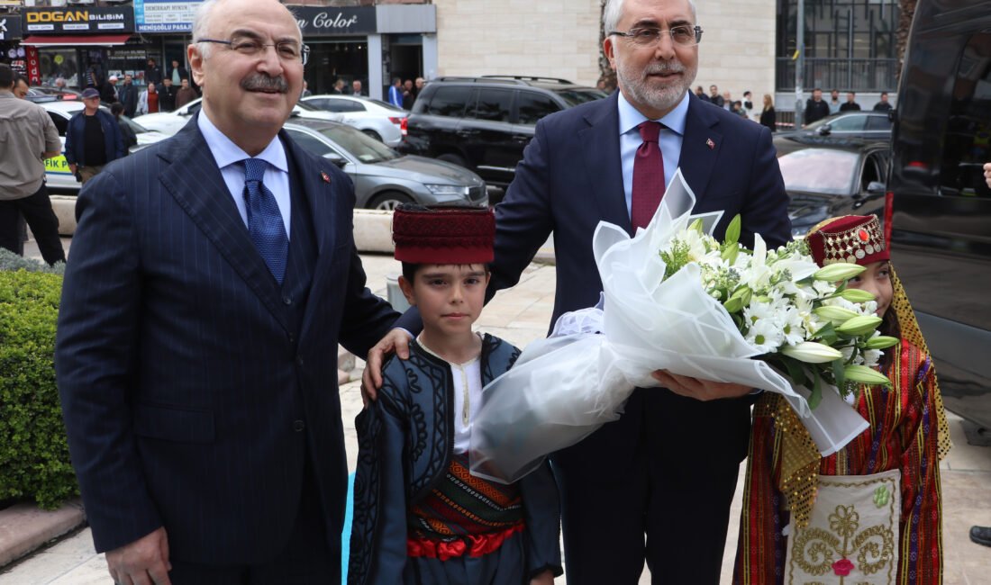 Bakan Işıkhan: Türkiye’yi karşılaşabileceği muhtemel tüm risklere karşı koruyacak her türlü tedbiri alıyoruz Ramazan ÇETİN/DENİZLİ, (DHA)-ÇALIŞMA ve Sosyal Güvenlik Bakanı Vedat Işıkhan, "Bölge