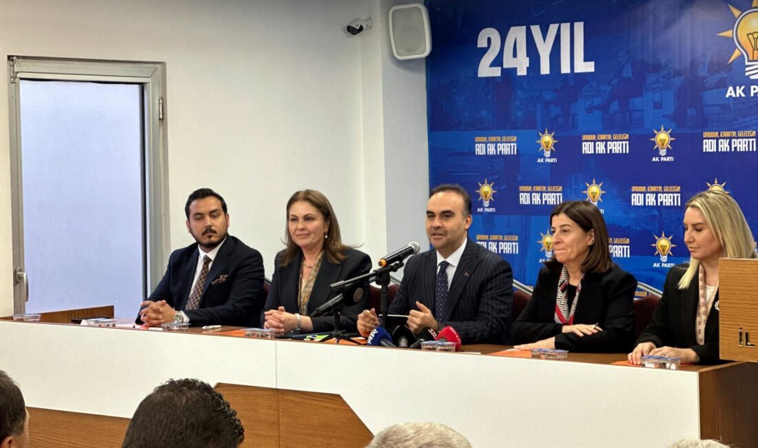 AK PARTİ İL BAŞKANLIĞI'NDA PARTİLİLERLE BULUŞTU Sanayi ve Teknoloji Bakanı