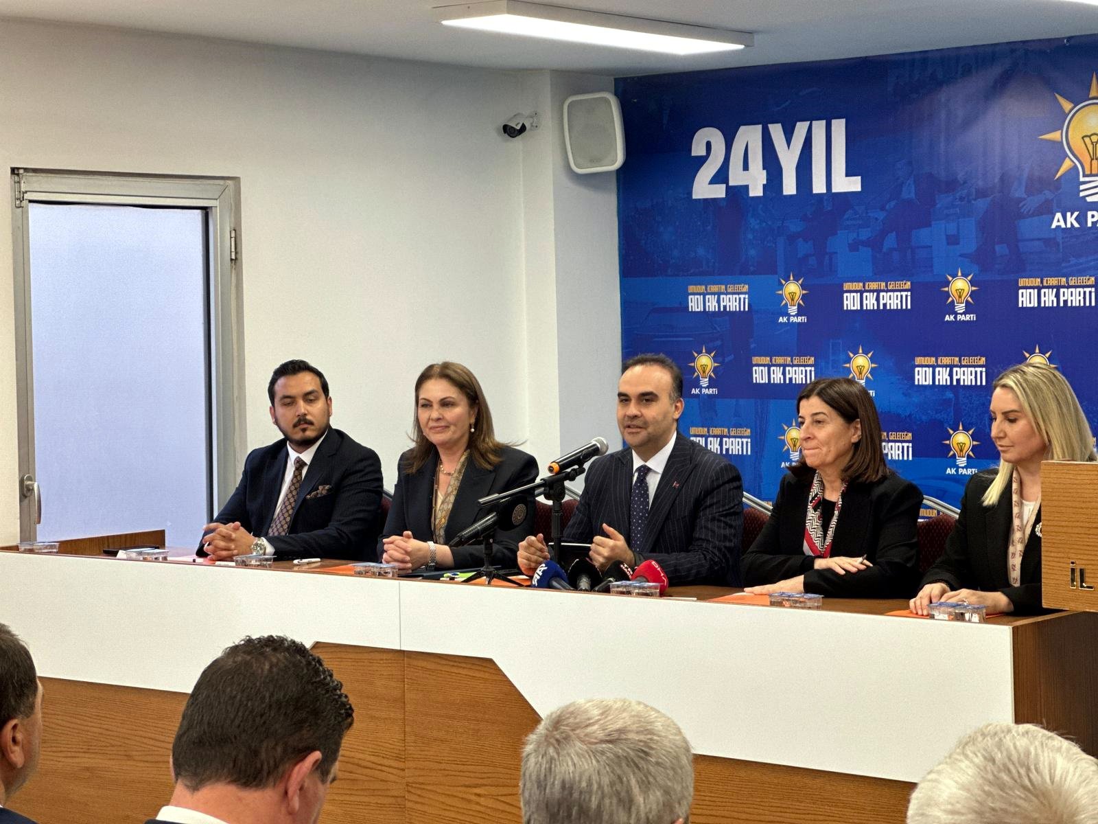 AK PARTİ İL BAŞKANLIĞI'NDA PARTİLİLERLE BULUŞTU Sanayi ve Teknoloji Bakanı