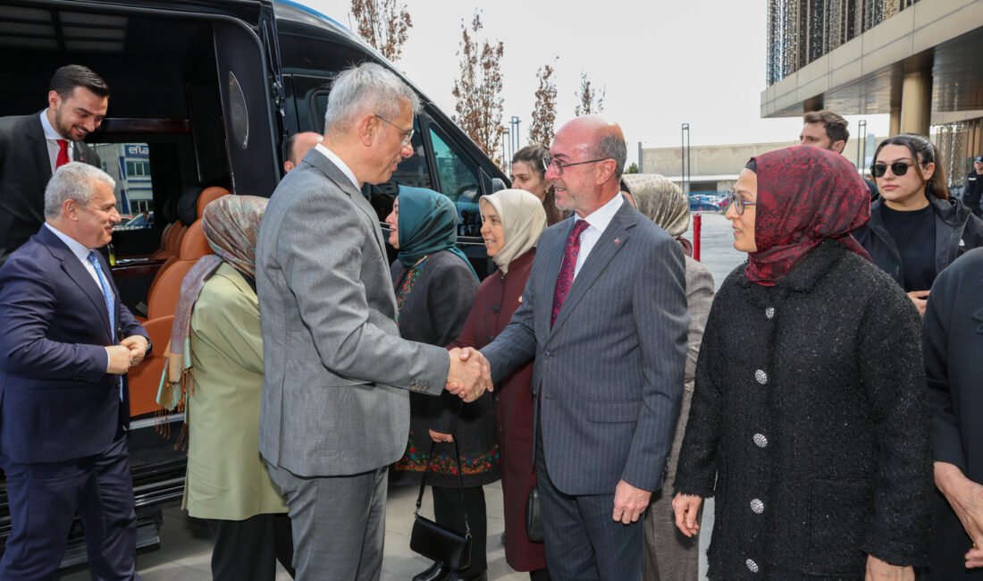 Bakan Memişoğlu: Son 3 ayında ilk hamileliğini yaşayan anne adayına ebe tahsis ediyoruz(2) 'BİZ HASTALIK DEĞİL, SAĞLIK BAKANIYIZ' Sağlık Bakanı Kemal Memişoğlu, Konya'daki