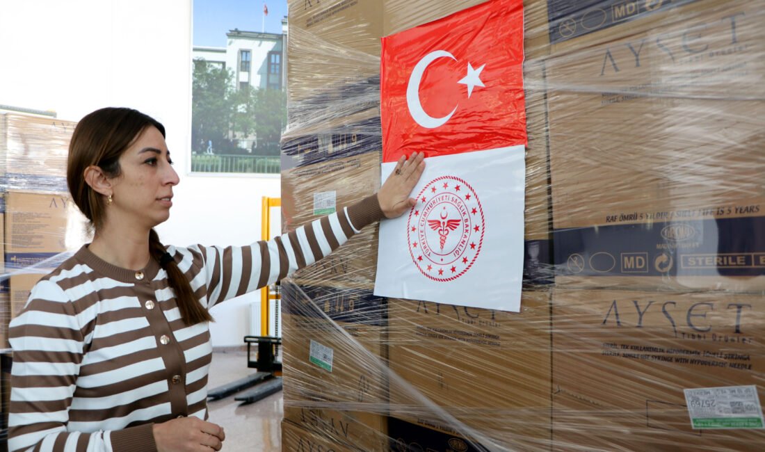 Bakan Memişoğlu: Tıbbi yardım yüklü TIR’larımız İran’a yola çıktı (3) YARDIM TIR'LARI VAN’DAN UĞURLANDI Türkiye genelindeki il sağlık müdürlükleri ve