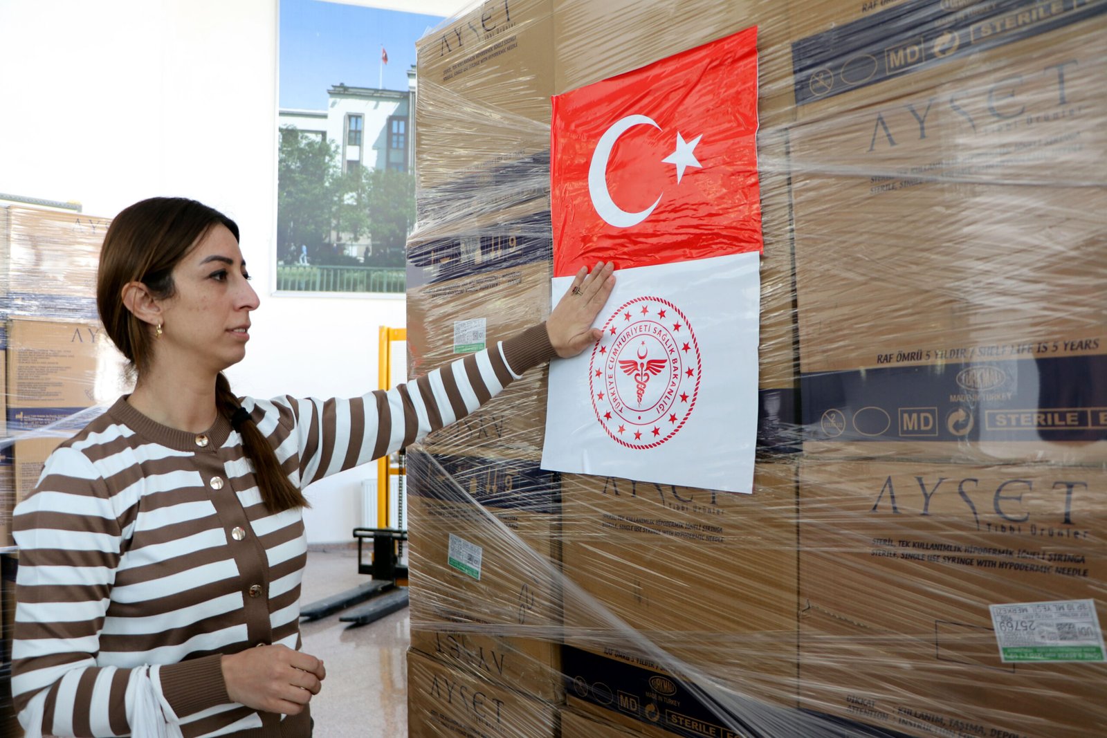 YARDIM TIR'LARI VAN’DAN UĞURLANDI Türkiye genelindeki il sağlık müdürlükleri ve