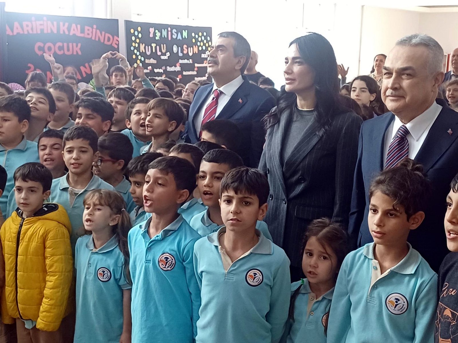 ÖĞRENCİLERE HALI SAHA SÖZÜ Milli Eğitim Bakanı Yusuf Tekin, AK