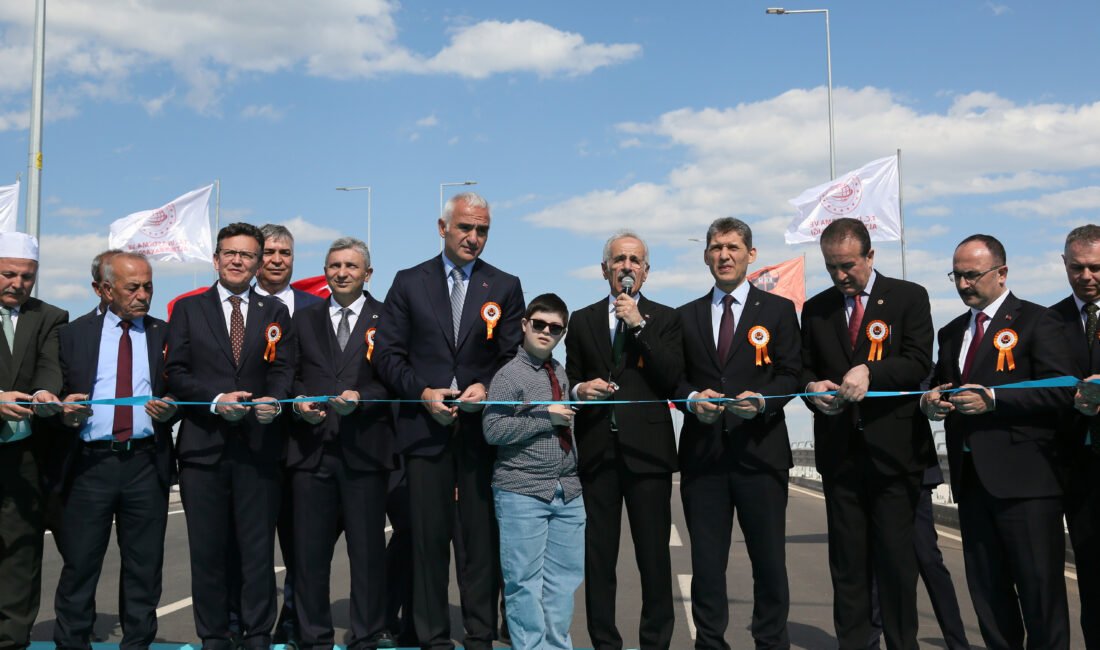 Bakan Uraloğlu: 5G abone sayısı 29 milyonu aştı (2) BAKANLAR URALOĞLU VE ERSOY AÇILIŞA KATILDI Ulaştırma ve Altyapı Bakanı