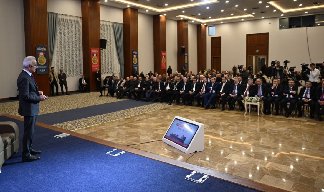 'TÜRKİYE'NİN 61'İNCİ HAVALİMANI TRABZON'A YAPILACAK' Bakan Uraloğlu, Açılış konuşmasının ardından