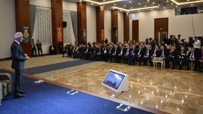 'TÜRKİYE'NİN 61'İNCİ HAVALİMANI TRABZON'A YAPILACAK' Bakan Uraloğlu, Açılış konuşmasının ardından