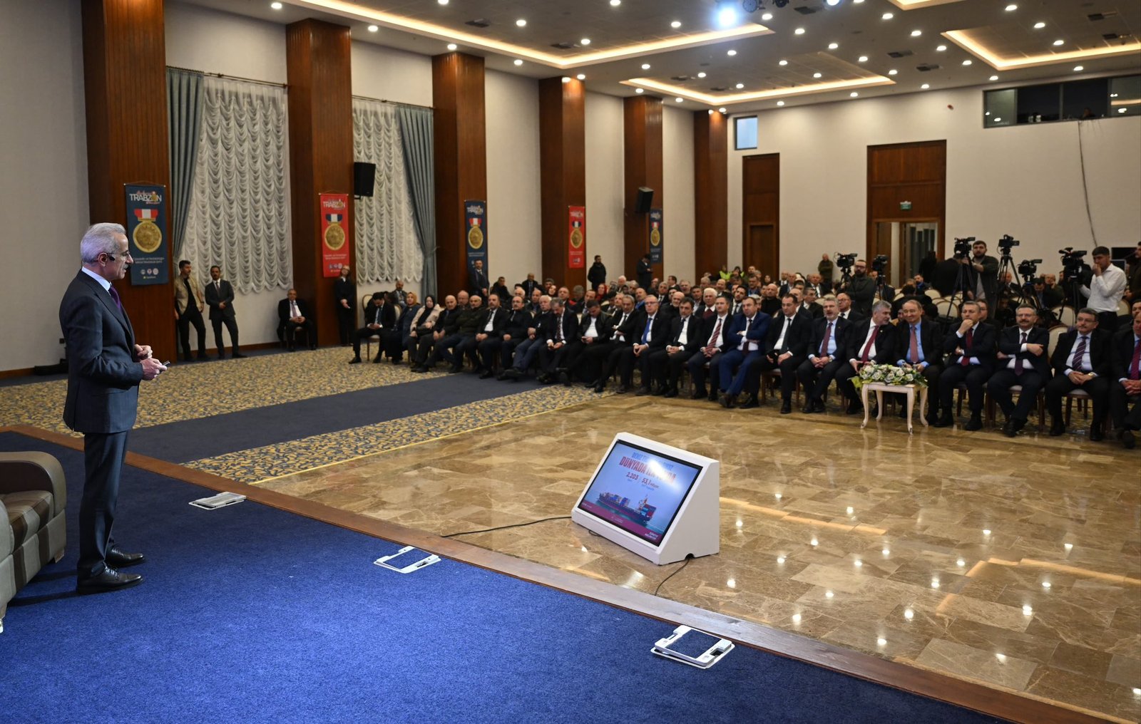 'TÜRKİYE'NİN 61'İNCİ HAVALİMANI TRABZON'A YAPILACAK' Bakan Uraloğlu, Açılış konuşmasının ardından