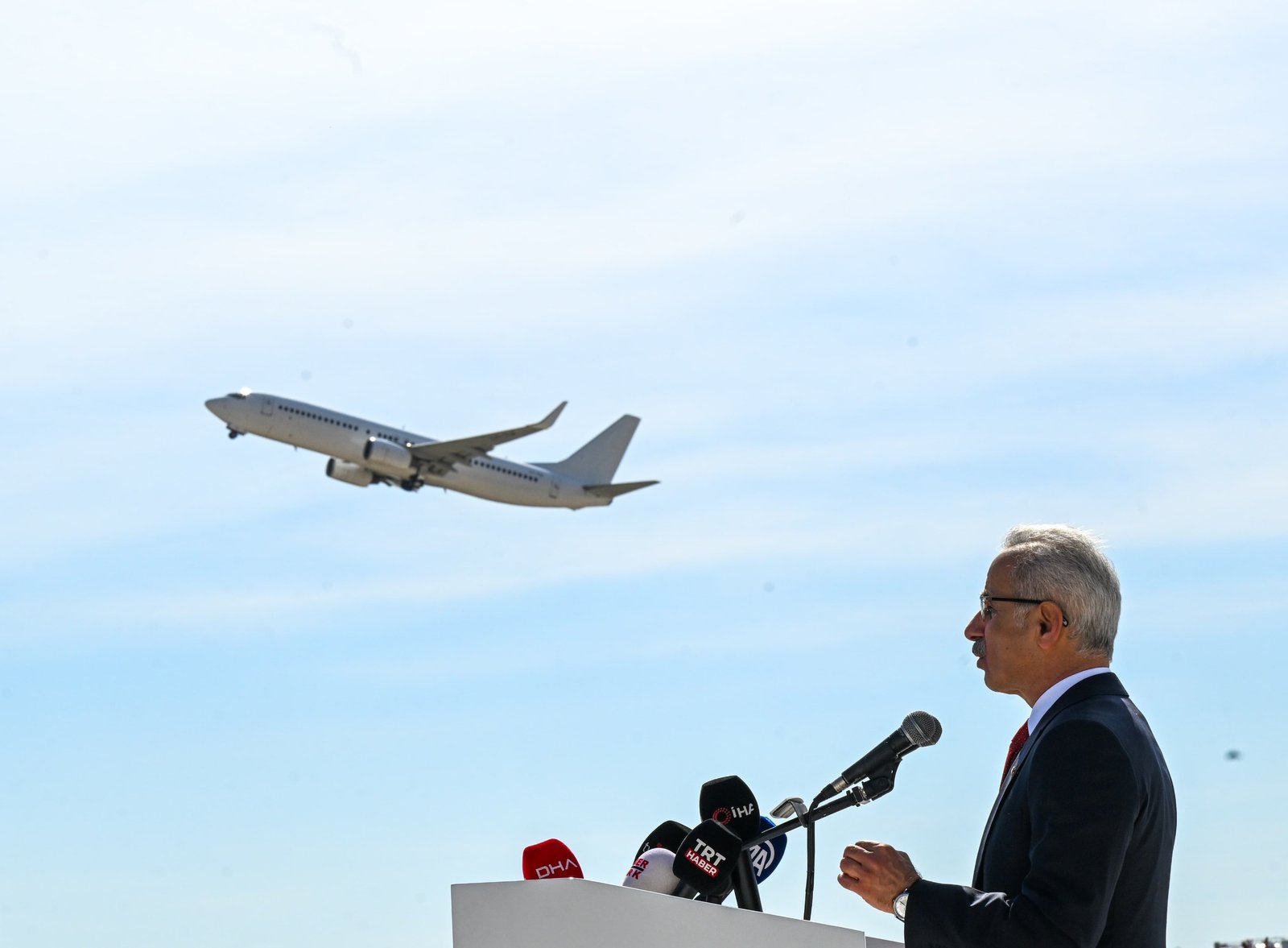 ANKARA, (DHA)- ULAŞTIRMA ve Altyapı Bakanı Abdulkadir Uraloğlu, 2026'nın ilk