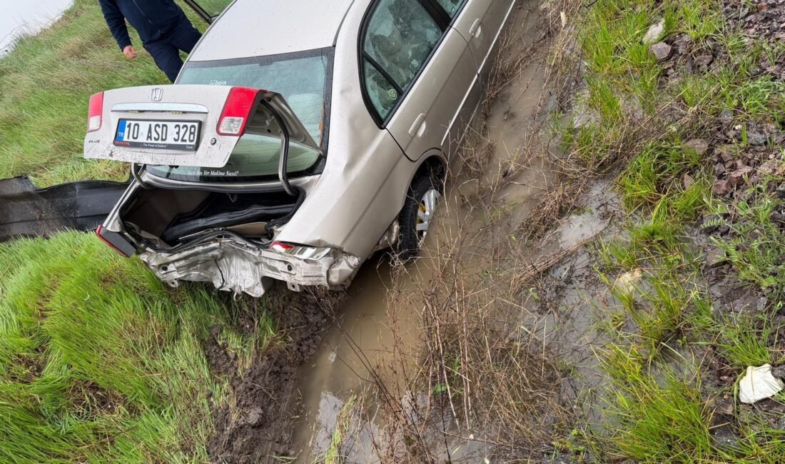 Süleyman ÖZAYDIN/ MANYAS(Balıkesir), (DHA)- BALIKESİR’in Manyas ilçesinde sürücüsünün kontrolünden çıkan