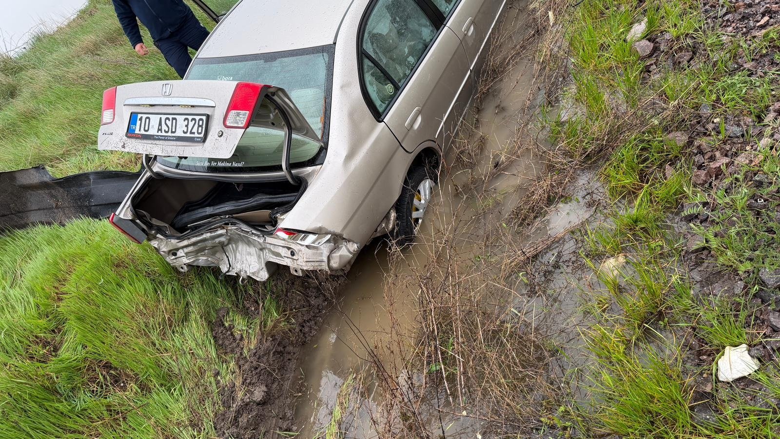 Süleyman ÖZAYDIN/ MANYAS(Balıkesir), (DHA)- BALIKESİR’in Manyas ilçesinde sürücüsünün kontrolünden çıkan