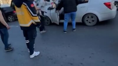 Baran AKKAYA/İSTANBUL(DHA)-BAŞAKŞEHİR’de trafikte kaza yapan iki sürücü arasında kavga çıktı.