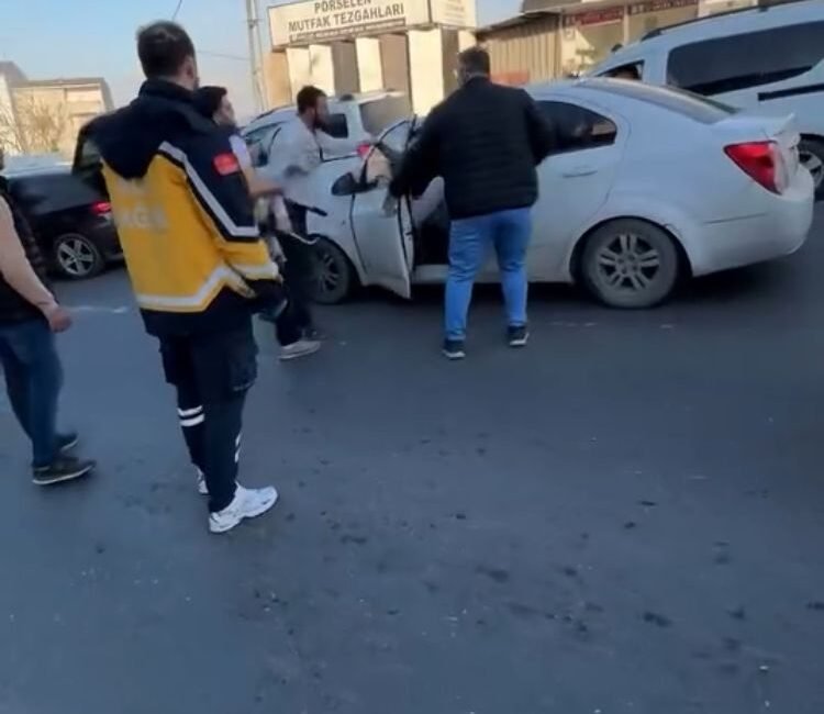 Baran AKKAYA/İSTANBUL(DHA)-BAŞAKŞEHİR’de trafikte kaza yapan iki sürücü arasında kavga çıktı.