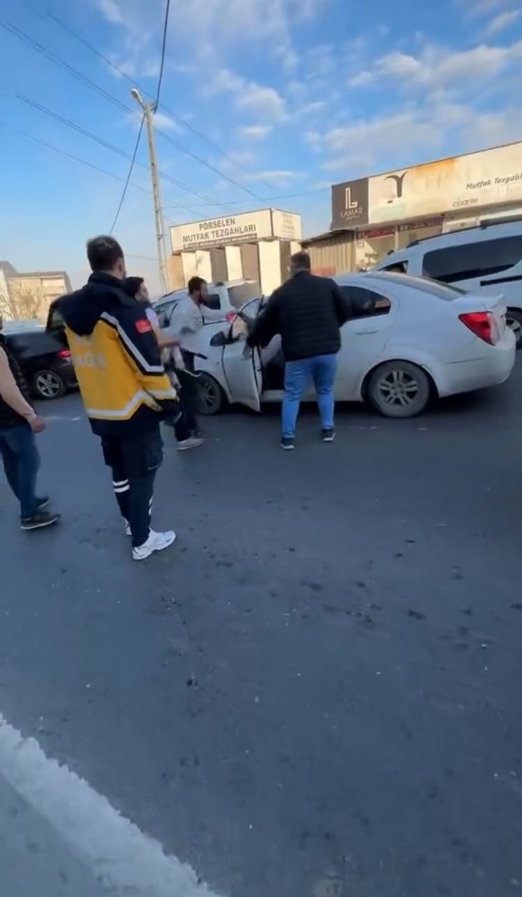 Baran AKKAYA/İSTANBUL(DHA)-BAŞAKŞEHİR’de trafikte kaza yapan iki sürücü arasında kavga çıktı.