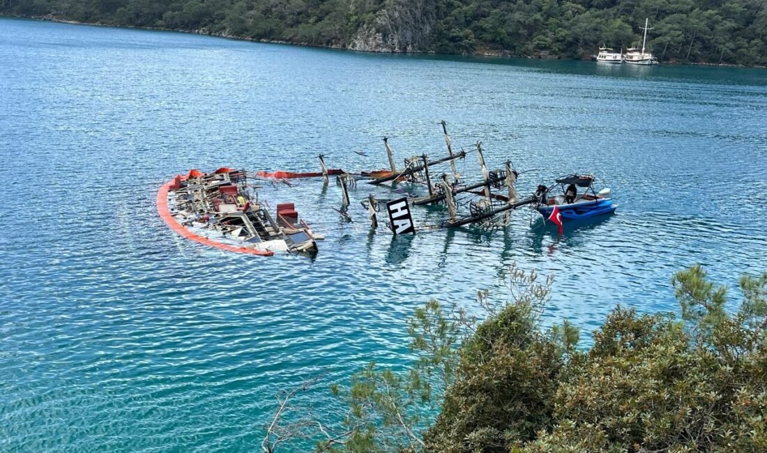 Gülgün AKYOKUŞ/FETHİYE (Muğla), (DHA)- MUĞLA’nın Fethiye ilçesinde, Ölüdeniz’de, kıyıya bağlı