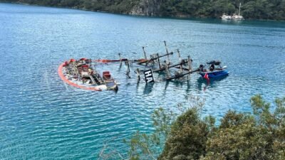 Gülgün AKYOKUŞ/FETHİYE (Muğla), (DHA)- MUĞLA’nın Fethiye ilçesinde, Ölüdeniz’de, kıyıya bağlı