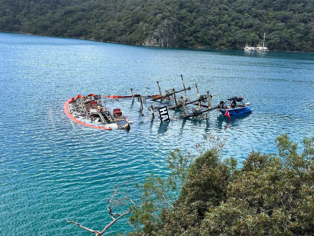 Gülgün AKYOKUŞ/FETHİYE (Muğla), (DHA)- MUĞLA’nın Fethiye ilçesinde, Ölüdeniz’de, kıyıya bağlı