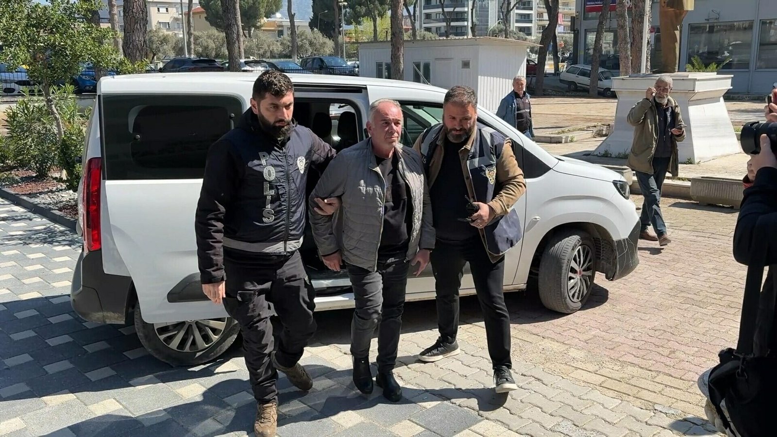 TUTUKLANDI Aydın'ın Germencik ilçesinde belediyeye ait yerel ürün satış mağazasına