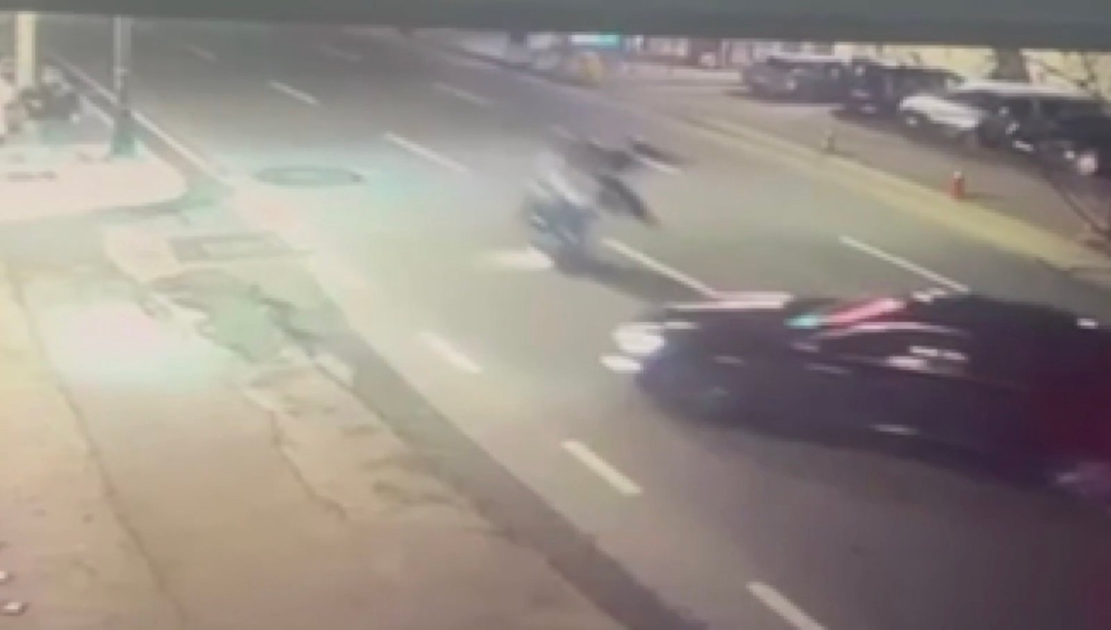 Doğan Can CESUR / İSTANBUL (DHA) - BEŞİKTAŞ’ta caddede motosikletle