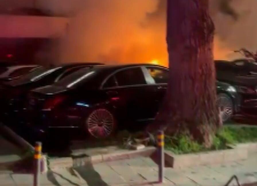 Soner HASIRCIOĞLU/İSTANBUL, (DHA)- BEŞİKTAŞ'ta, oto kiralama şirketinin önünde park halinde