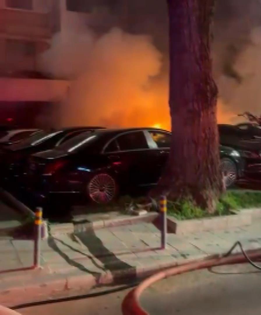 Soner HASIRCIOĞLU/İSTANBUL, (DHA)- BEŞİKTAŞ'ta, oto kiralama şirketinin önünde park halinde