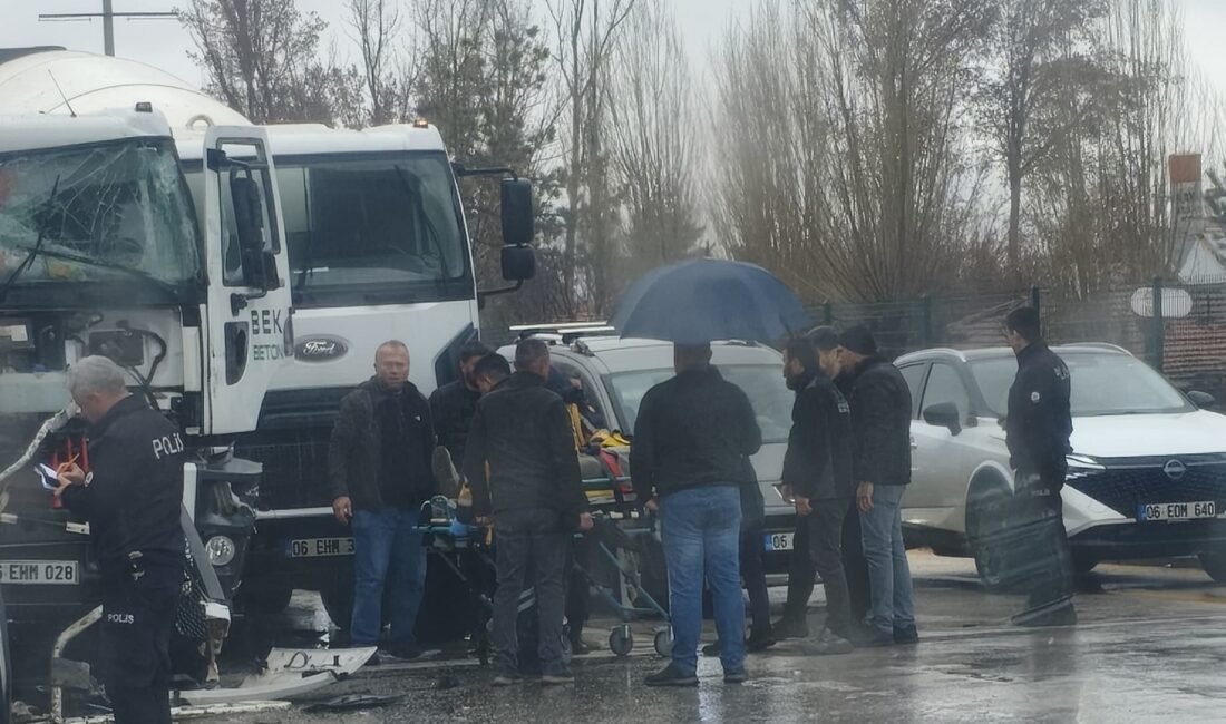 Beton mikserleri kırmızı ışıkta çarpıştı: 1 yaralı Müfit ONBAŞI/ÇUBUK (Ankara), (DHA)- ANKARA'nın Çubuk ilçesinde 3 beton mikserinin