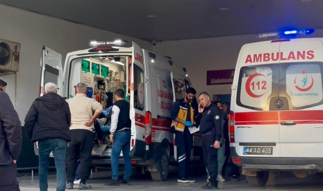 Bıçaklı kavgada 2 kardeş yaralandı Cahit ÖZÇELİK/MALATYA, (DHA)- MALATYA’nın Yeşilyurt ilçesinde akraba iki grup arasında