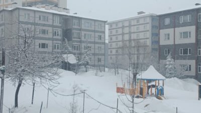 Özcan ÇİRİŞ/BİTLİS, (DHA)- BİTLİS’te dün akşam başlayan yağmur, gece saatlerinde