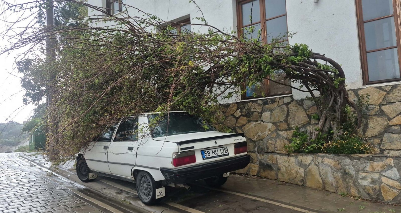 Fırat AKAY/ BODRUM(Muğla), (DHA)- MUĞLA’nın Bodrum ilçesinde etkili olan fırtına