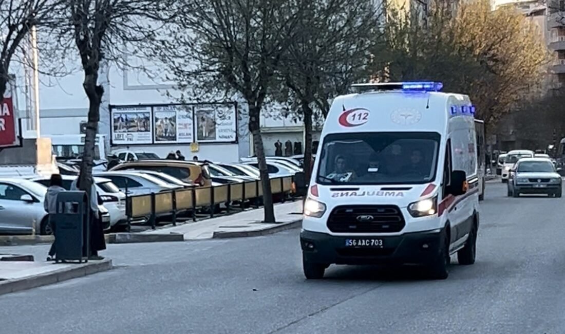 Budama yaparken kolunu kesildi, ambulansta kalp krizi geçirdi Akif ÖZALP/ ŞİRVAN(Siirt), (DHA)- SİİRT'in Şirvan ilçesinde bahçesinde ağaç budadığı