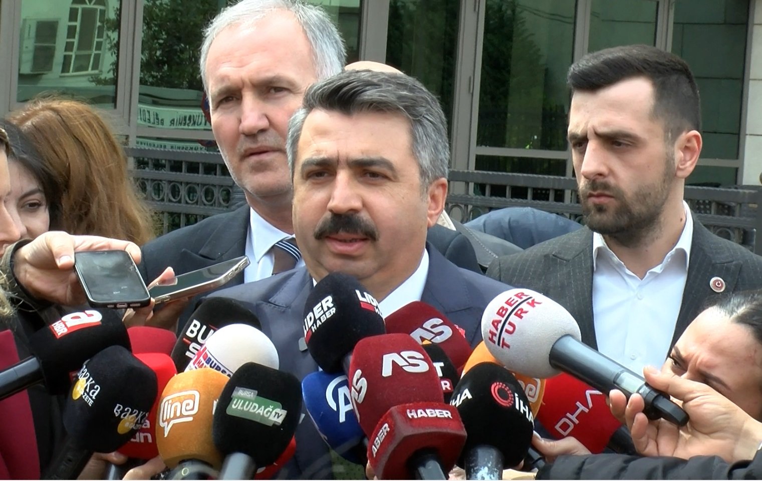 ‘OTURUMA SAAT 12.00’DE BAŞLAYABİLDİK’ Seçimin ardından basın mensuplarına açıklamada bulunan